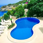 A Vous Notre Maison Bed & Breakfast *