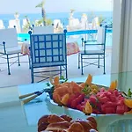 A Vous Notre Maison Bed & Breakfast *