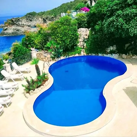 A Vous Notre Maison Bed & Breakfast *