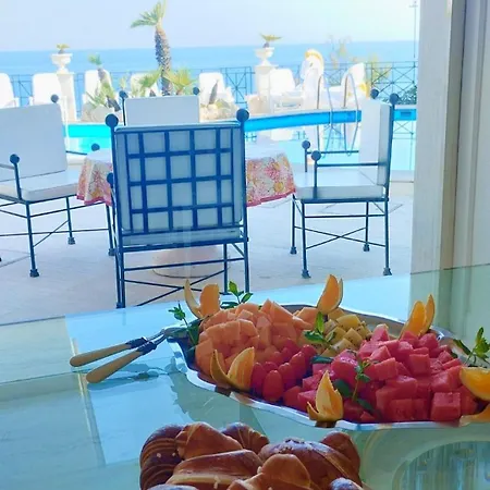 A Vous Notre Maison Bed & Breakfast *