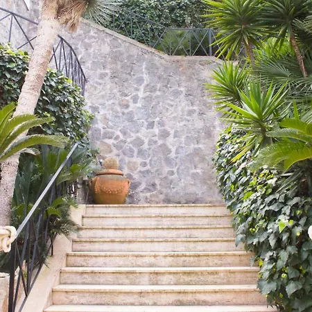 A Vous Notre Maison